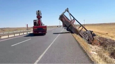 Şanlıurfa'da Karpuz Yüklü Kamyon Devrildi: 2 Yaralı