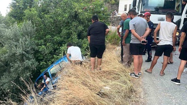 Sürücüsüyle şarampolde asılı kalan otomobil, beton mikserine halatla sabitlendi