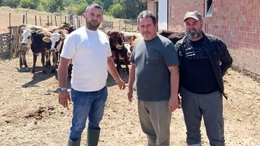 Tunçbilek'te daha sağlıklı hayvancılık için ilaçlama yapıldı