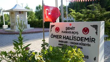 15 Temmuz'da şehit Ömer Halisdemir kabri başında anıldı