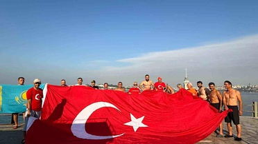 15 Temmuz anmasında Boğaz'da bayraklı yüzüş