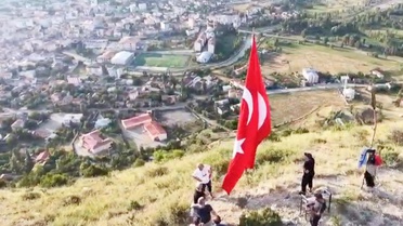 Oltu'da gönüllüler Stare Dağı'nın zirvesindeki bayrağı yeniledi