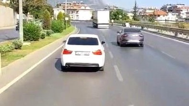Alanya'da İtfaiyeye Yol Vermeyen Sürücü Tepki Çekti