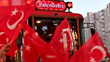 Bahçelievler'de 100 metrelik bayrakla 15 Temmuz yürüyüşü