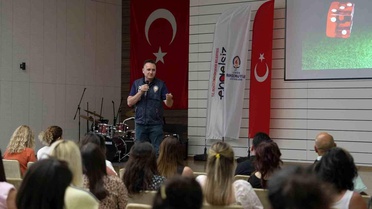 Denizli Büyükşehir personeli, bağımlılık ve siber suçlarla mücadele eğitimi aldı