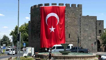Diyarbakır Surlarına Dev Türk Bayrağı