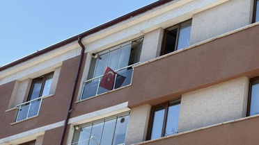 Sıcakta binaya yayılan koku korkunç gerçeği ortaya çıkardı