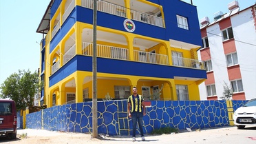 Reyhanlı'da Fenerbahçe tutkusu: Apartman 'Fenerbahçe konutu' oldu