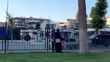 Yayalar Korkulukları Aşarak Trafiği Tehlikeye Atıyor