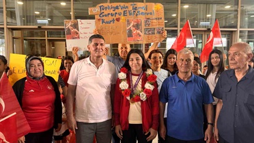 Elif Şevval Kurt, Adana'da Altın Madalyayla Karşılandı