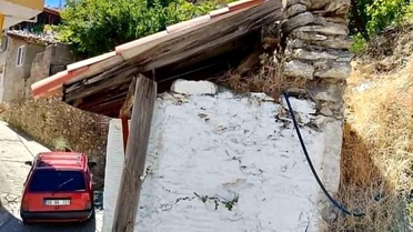 Tarihi Çeşme Çökme Tehlikesiyle Karşı Karşıya