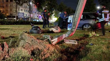 Virajı alamayan SUV tarzı araç aydınlatma direğini yerinden söktü: 1 yaralı