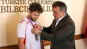 Vali Sözer, Şampiyon Güreşçiyi Tebrik Etti