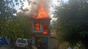 Bayındır'da Yangın: İki Katlı Ev Küle Döndü
