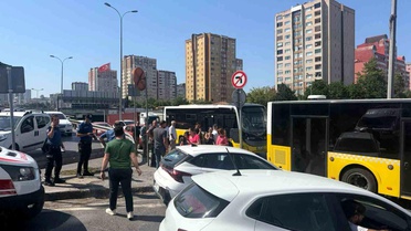 Beylikdüzü'nde 2 İETT Özel Halk Otobüsü çarpıştı: 2 yaralı