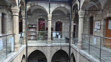 Tarihi Kütüphane Ziyaretçilerini Ağırlıyor
