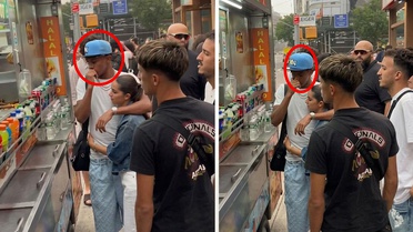 Helal olsun sana! O da herkes gibi kuyruğa girip yemeğini almayı bekledi