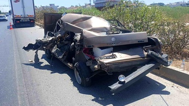 Antalya'da Kamyon Otomobile Çarptı