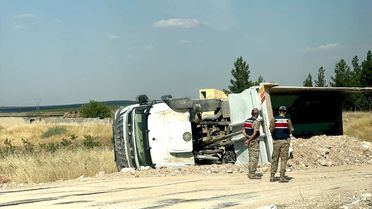 Kurtalan'da Kamyon Devrildi: Sürücü Yaralı