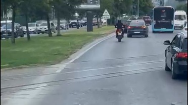 Motosiklet Sürücüsünden İtfaiyeye Destek