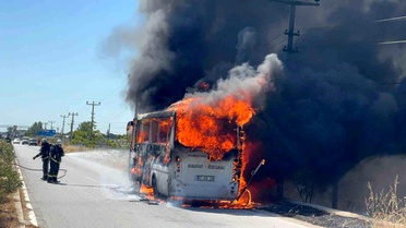 Antalya'da yolcu midibüsü alev alev yandı, sürücü yolcuları tahliye etti