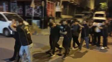 Fısıldaşmaları başlarını yaktı: Yan dairedekileri de aldılar mı?