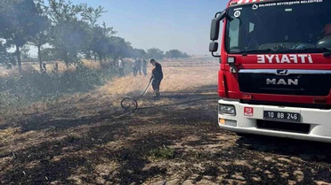 Bandırma'da çıkan anız yangını itfaiye ekiplerince söndürüldü
