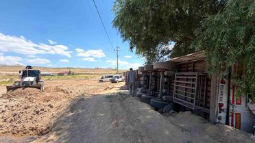 Başkale'de saman yüklü tır devrildi
