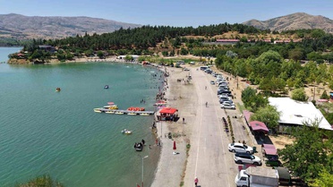 Hazar Gölü'ne Tatilci Akını