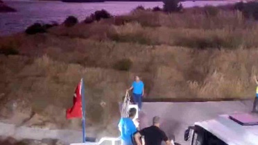 Elazığ'da fırtına etkili oldu: Feribot iskeleye yanaşamadı