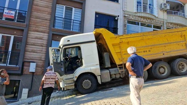 Kamyon Yokuş Aşağı Eve Çarptı