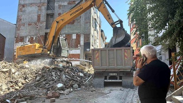 Kağıthane'de kontrolsüz yıkım: Molozlar çevredeki binalara hasar verdi
