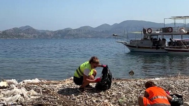 Marmaris kıyılarına vuran mikroplastikler çevrecileri harekete geçirdi