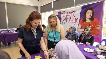 Mersin'de kadınlar mum yapımını öğreniyor