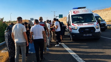 Şanlıurfa'da hafif ticari araç ile otomobil çarpıştı: 2 ölü, 9 yaralı