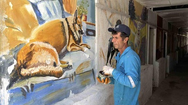 Süpürgesiyle temizlik, fırçasıyla sanat yapıyor
