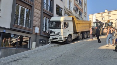 Freni Boşalan Kamyon Evi Sarsıp Durdurabildi