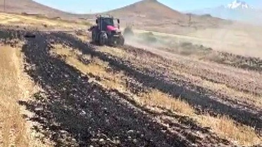 Yol çalışması yapan iş makinelerinin müdahalesi çıkan yangının büyümesini engelledi