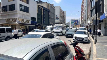 Adana'da hatalı park trafiği felç ediyor