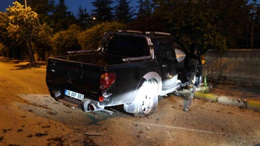 Alkollü Sürücü Üniversite Duvarına Çarptı