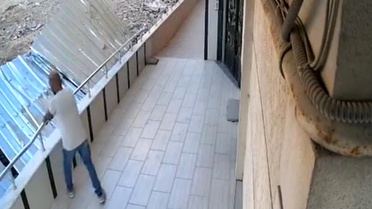 Bahçe Duvarı Tırabzanlarını Çalan Hırsızlar Kamerada