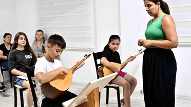 Bağlamanın sesi Değirmenönü'nde yankılanıyor