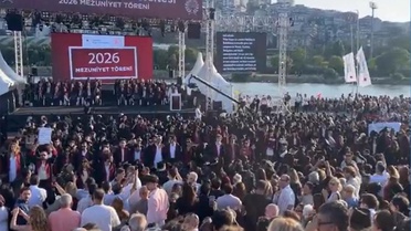 Bilgi Üniversitesi'nin mezuniyet töreninde rektör protesto edildi
