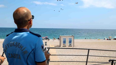 Büyükşehir zabıtası Konyaaltı Sahili'nde dron desteğiyle denetimlerini sürdürüyor
