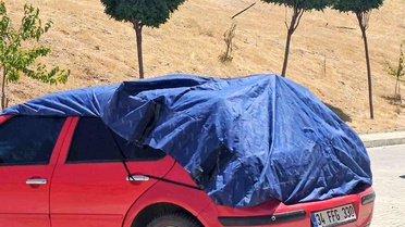 Elazığ'da Araçlar Güneşten Korunuyor