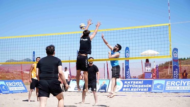 Erciyes'te 2 bin 200 metrede plaj voleybolu heyecanı yaşandı