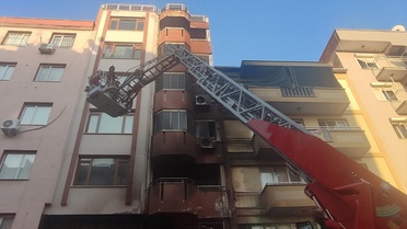 Ödemiş'te Yangın: 6 Daire ve İş Yeri Zarar Gördü