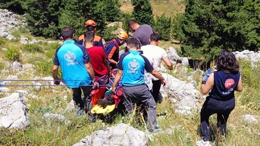 Dağda Kekik Toplayan Adam Kayalıklardan Düştü