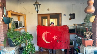 36 Yıldır Sakladığı Bayrağı Torununa Bırakacak