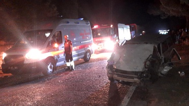 Manisa'da otomobil ile traktör çarpıştı: 2'si ağır 4 yaralı